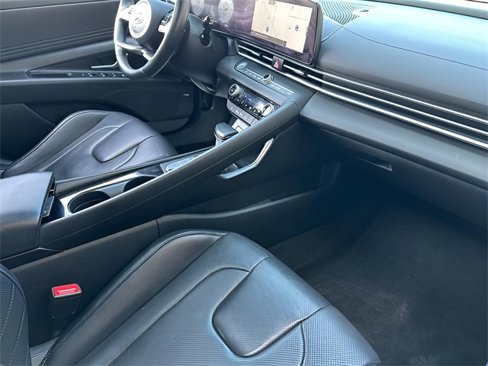 Used 2022 Hyundai Elantra Limited image 25