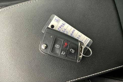 Used 2021 Volkswagen Tiguan SE w/ Panoramic Sunroof Package image 24