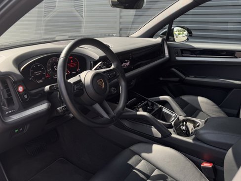 Used 2024 Porsche Cayenne image 4