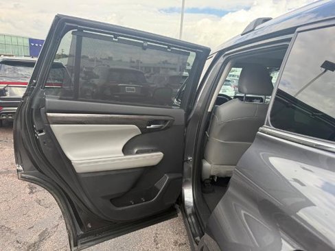 Used 2021 Toyota Highlander Platinum image 17