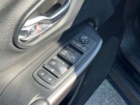 Used 2019 Jeep Cherokee Latitude Plus image 25