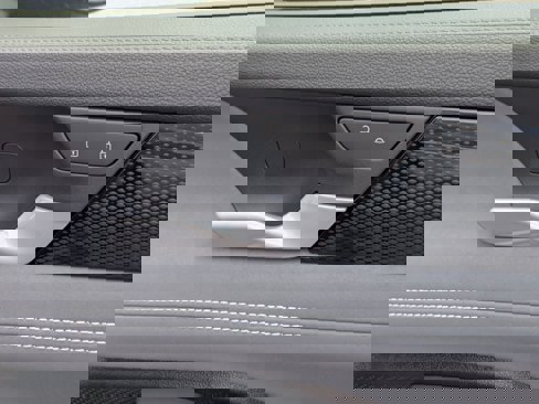 New 2025 Volkswagen Tiguan SE image 33