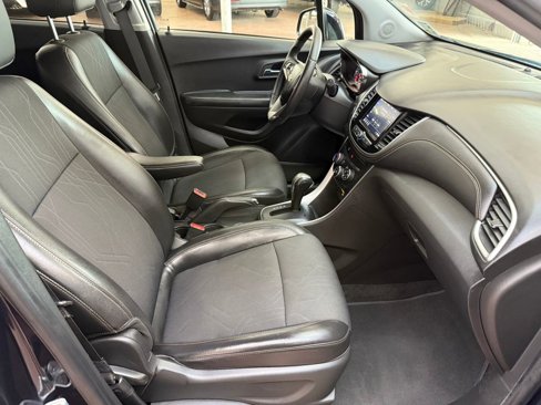 Used 2022 Chevrolet Trax LT w/ LT Convenience Package image 10