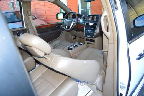 Used 2016 Chrysler Town & Country Touring-L image 47