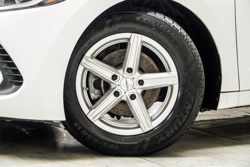 Used 2017 Hyundai Elantra SE image 3