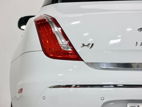 Used 2013 Jaguar XJ image 38