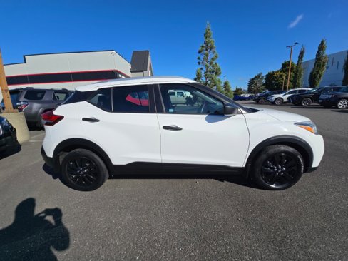 Used 2018 Nissan Kicks S image 3