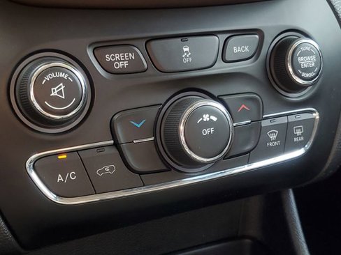 Used 2018 Jeep Cherokee Latitude w/ Safety Group image 22