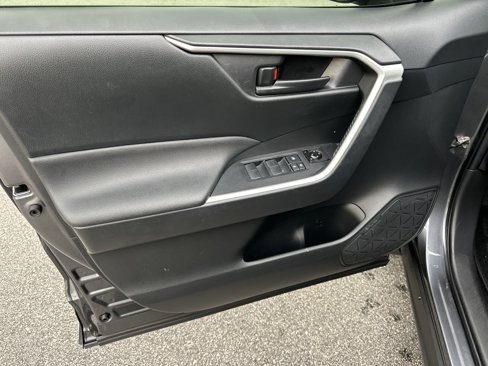 Used 2019 Toyota RAV4 LE image 7