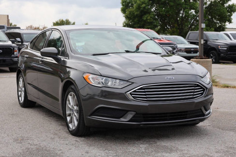 Used 2017 Ford Fusion SE w/ Fusion SE Technology Package image 4