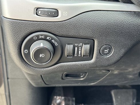 Used 2018 Jeep Cherokee Latitude Plus w/ Comfort/Convenience Group image 20