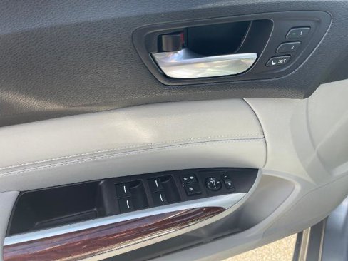 Used 2017 Acura TLX w/ Technology Package image 9