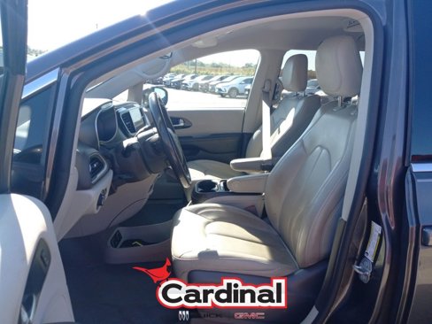 Used 2020 Chrysler Pacifica Touring-L w/ Tire & Wheel Group image 19