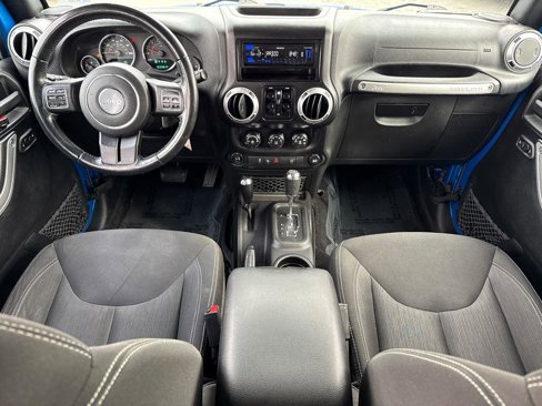 Used 2015 Jeep Wrangler Unlimited Rubicon w/ Connectivity Group image 19