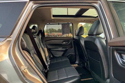 Used 2022 Nissan Rogue SV w/ SV Premium Package image 11