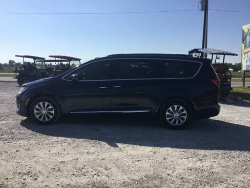 Used 2017 Chrysler Pacifica Touring-L image 6