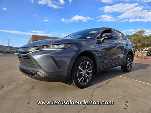 Used 2022 Toyota Venza LE image 2