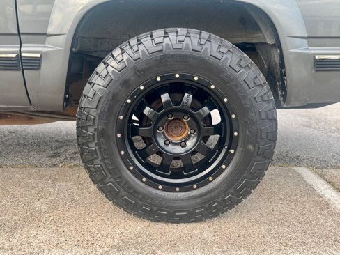 Used 1999 Chevrolet Suburban 4WD w/ Preferred Equipment Group 2 image 9