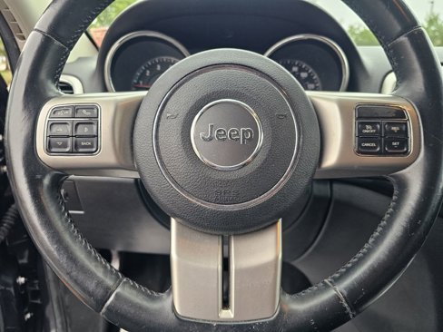 Used 2013 Jeep Grand Cherokee Laredo w/ Laredo E Group image 17