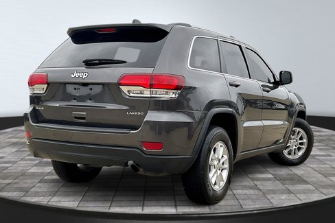 Used 2020 Jeep Grand Cherokee Laredo image 2