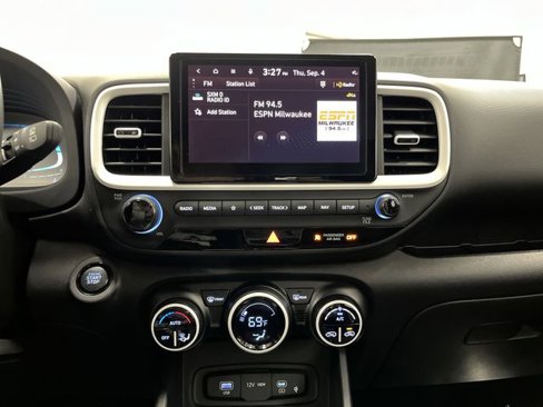 Used 2023 Hyundai Venue Limited image 8