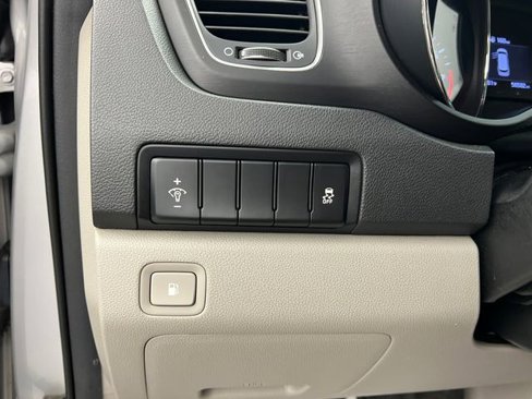 Used 2020 Kia Sedona LX image 40