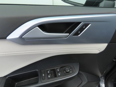 Certified 2025 Volkswagen Taos SE image 24