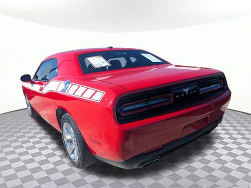 Used 2016 Dodge Challenger SXT image 5