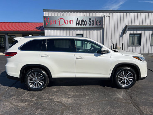 Used 2019 Toyota Highlander XLE image 2