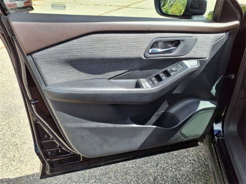 Used 2023 Nissan Rogue SV image 11