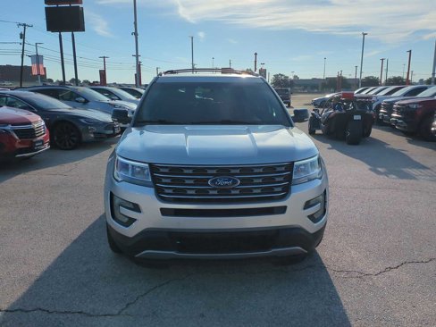 Used 2017 Ford Explorer XLT w/ Equipment Group 202A image 3