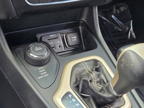Used 2016 Jeep Cherokee Latitude w/ Safety/Convenience Group image 26
