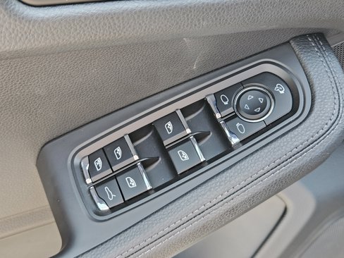 Certified 2025 Porsche Macan image 32