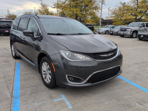 Used 2019 Chrysler Pacifica Touring-L image 1