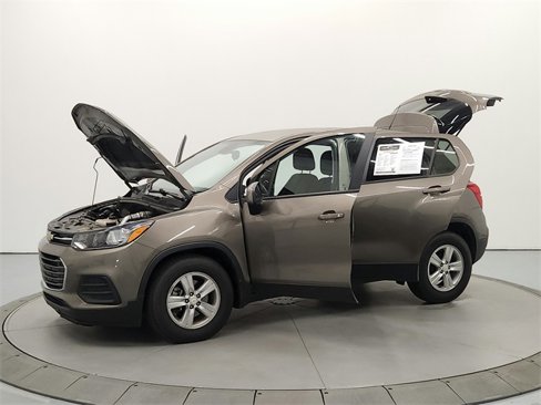 Used 2022 Chevrolet Trax LS w/ Tint and Cruise Package image 11