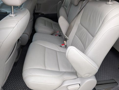 Used 2018 Toyota Sienna XLE image 10