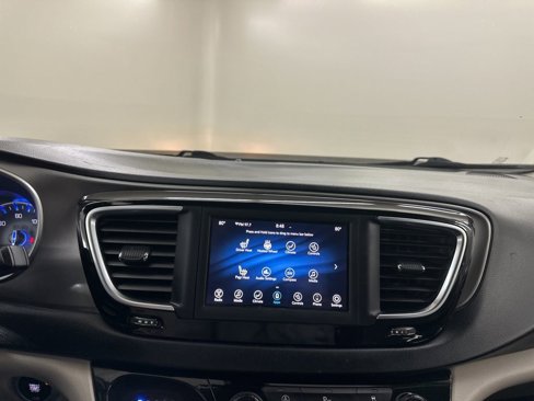 Used 2020 Chrysler Pacifica Touring-L image 37