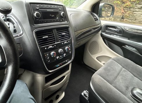Used 2017 Dodge Grand Caravan SE image 16