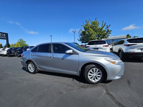 Used 2017 Toyota Camry SE image 2