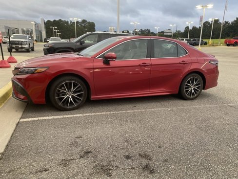 Used 2024 Toyota Camry SE image 11