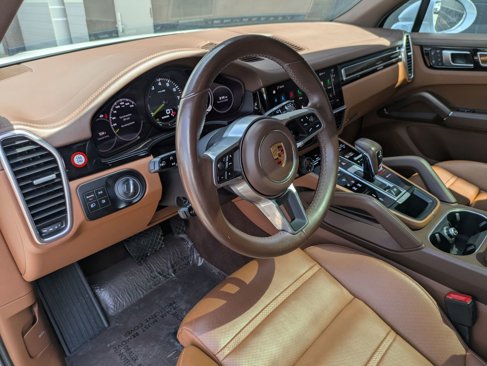 Certified 2023 Porsche Cayenne Platinum Edition image 4