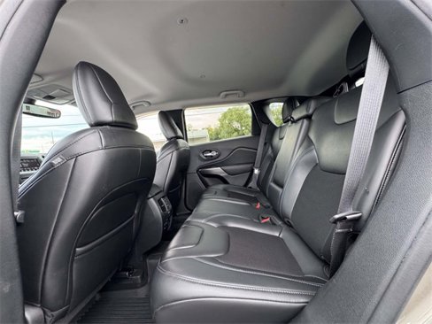 Used 2019 Jeep Cherokee Latitude Plus w/ Comfort/Convenience Group image 18