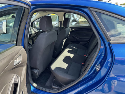 Used 2018 Ford Focus SE w/ Cold Weather Package image 9