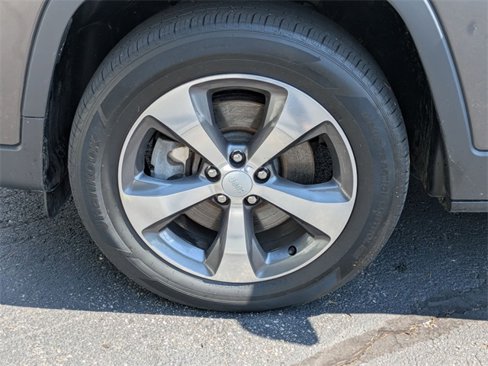 Used 2019 Jeep Cherokee Limited image 30