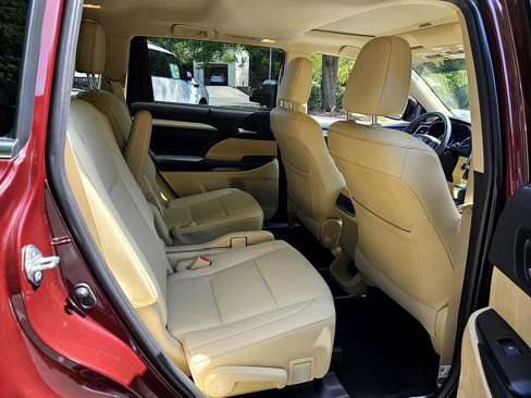 Used 2019 Toyota Highlander XLE image 15