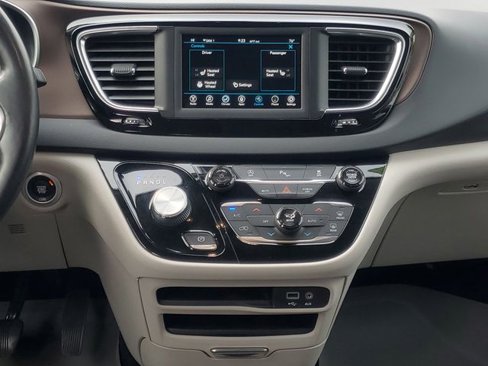 Used 2019 Chrysler Pacifica Touring-L image 30