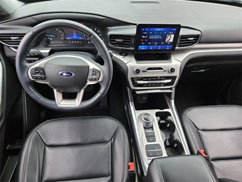 Used 2022 Ford Explorer XLT w/ Equipment Group 202A image 7