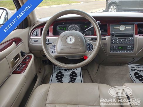 Used 2004 Lincoln Town Car Signature image 18