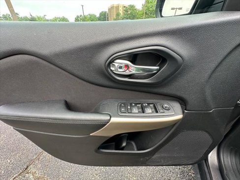 Certified 2018 Jeep Cherokee Latitude image 17