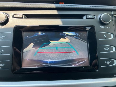 Used 2019 Toyota Highlander LE w/ Phone Cable & Charge Package image 8